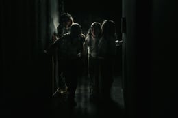 Escondite en la Oscuridad [Hiding in the Dark]