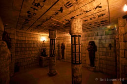 Die Grabkammer [The Tomb]