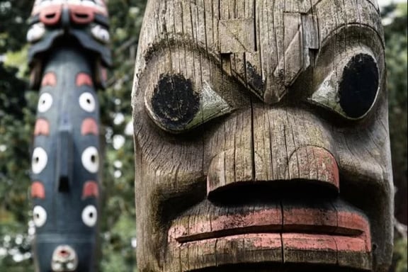 Totems and Tulips [Outdoor]
