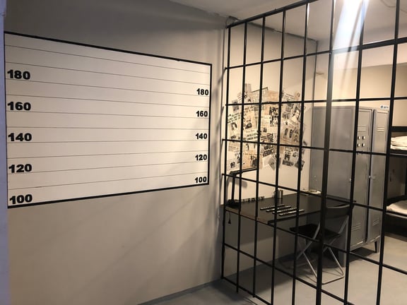 Börtön [Prison]