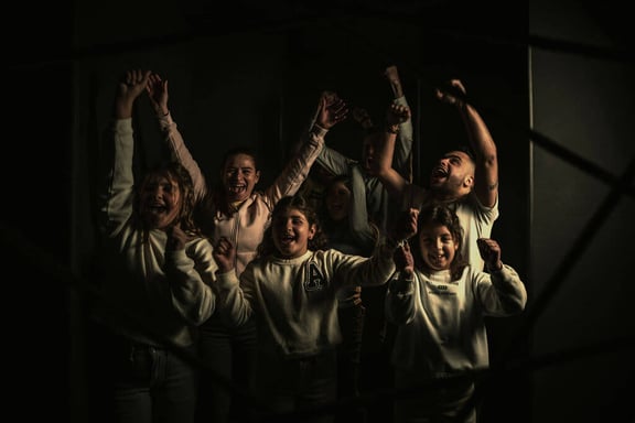 Escondite en la Oscuridad [Hiding in the Dark]