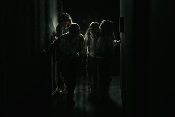 Escondite en la Oscuridad [Hiding in the Dark]