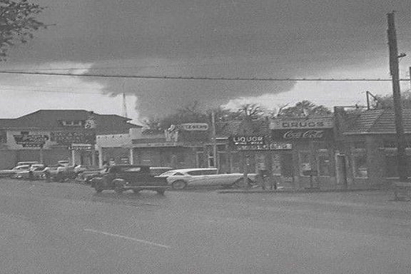 Aunt Em's Diner: Storm Warning