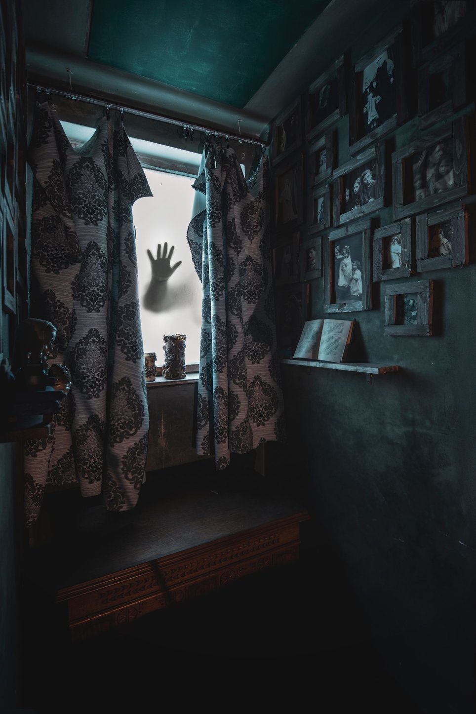 Ester - Dům V Temném Lese [ Esther - The House In The Dark Woods ]