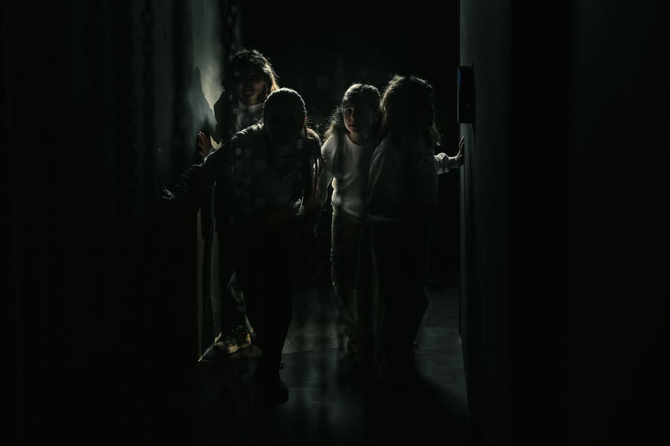 Escondite en la Oscuridad [Hiding in the Dark]
