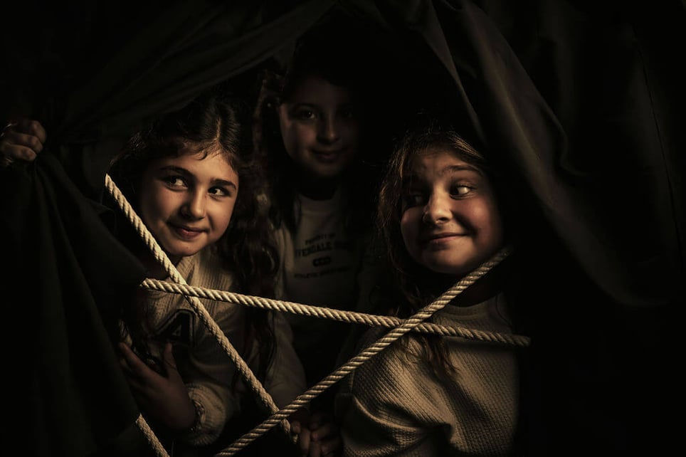Escondite en la Oscuridad [Hiding in the Dark]