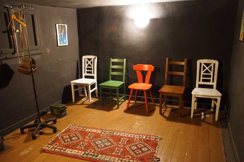 Das Verhör­zimmer [The Interrogation Room]