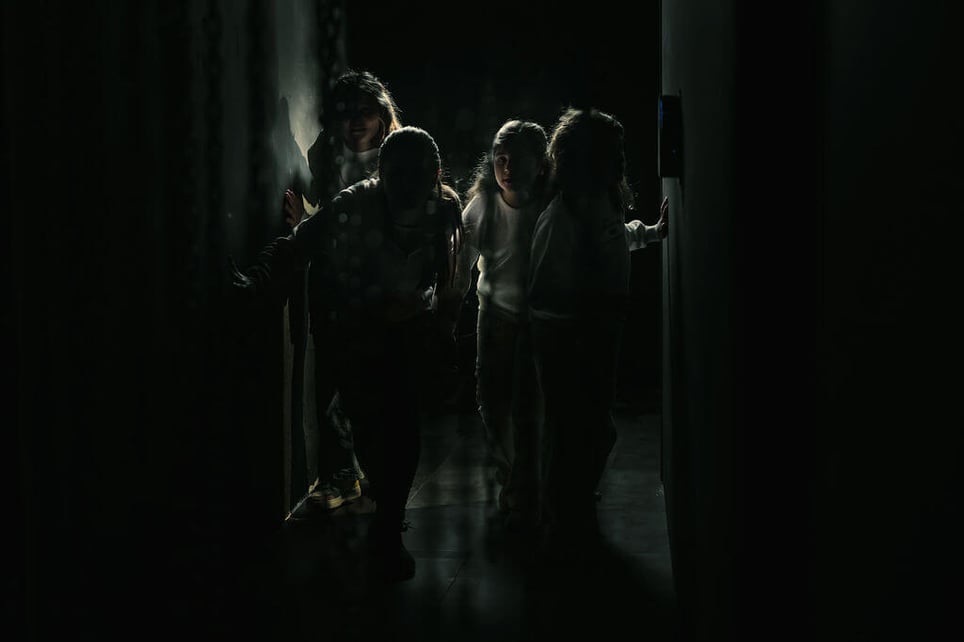 Escondite en la Oscuridad [Hiding in the Dark]
