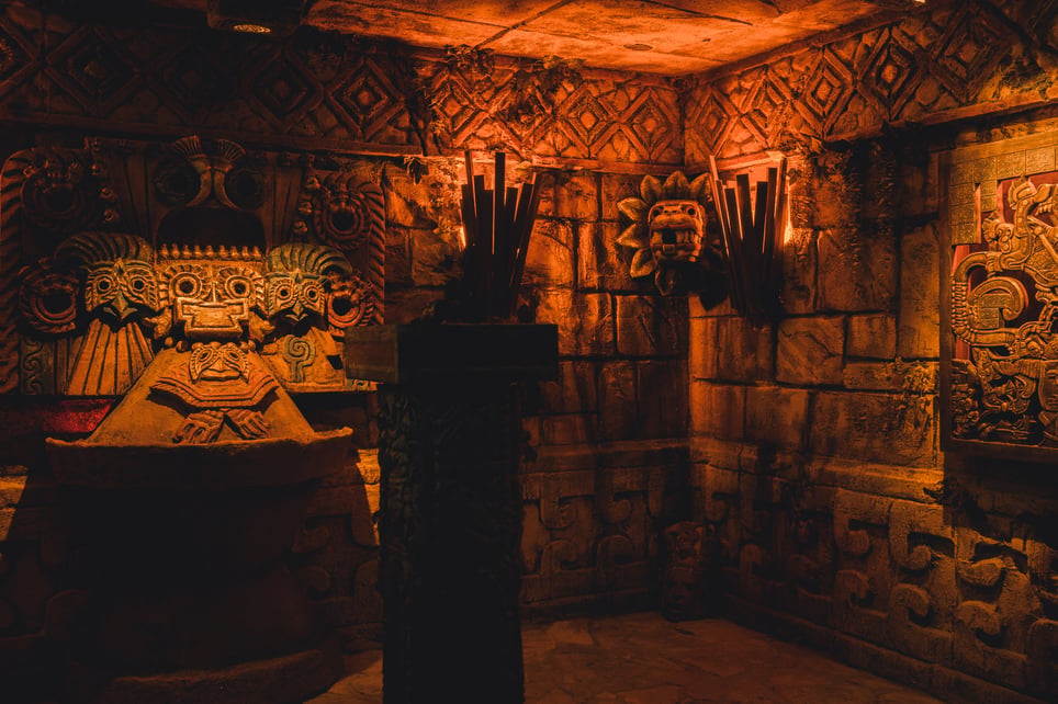 Azték Sírkamra [Aztec Catacomb]