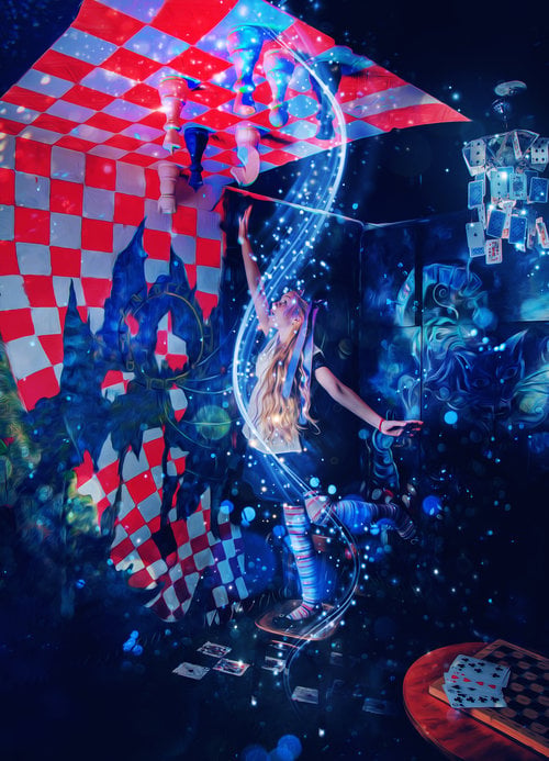 Alice Peeglitagusel Maal [Alice Trough The Looking Glass]
