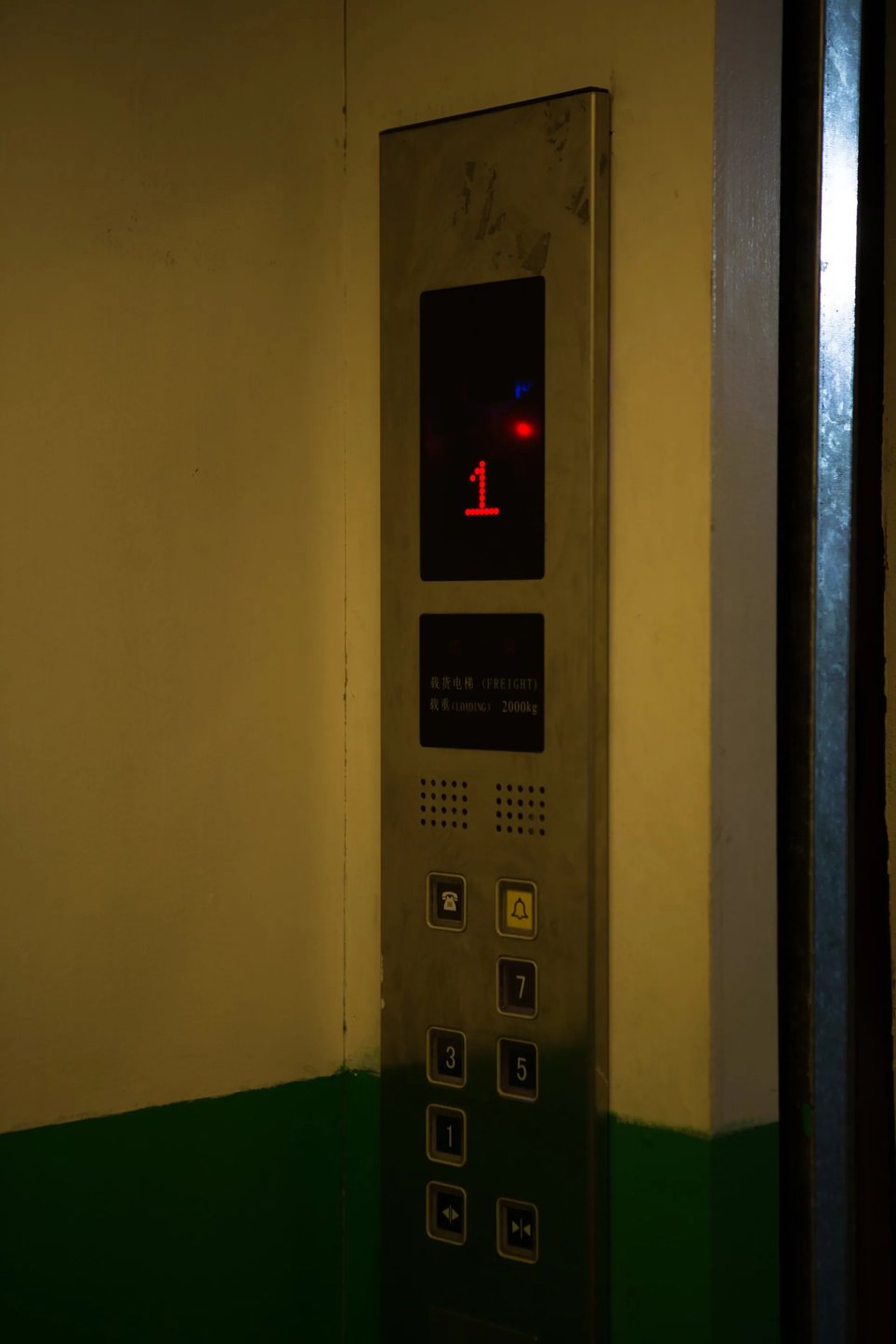 L'Ascenseur [The Elevator]