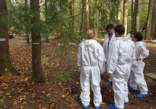 Die Tote im Wald [The Dead in the Forest][Outdoor]