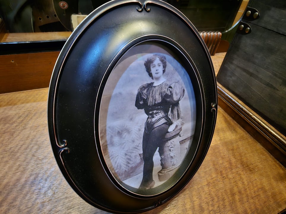 Smoke & Mirrors: Houdini's Final Escape