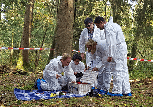 Die Tote im Wald [The Dead in the Forest][Outdoor]